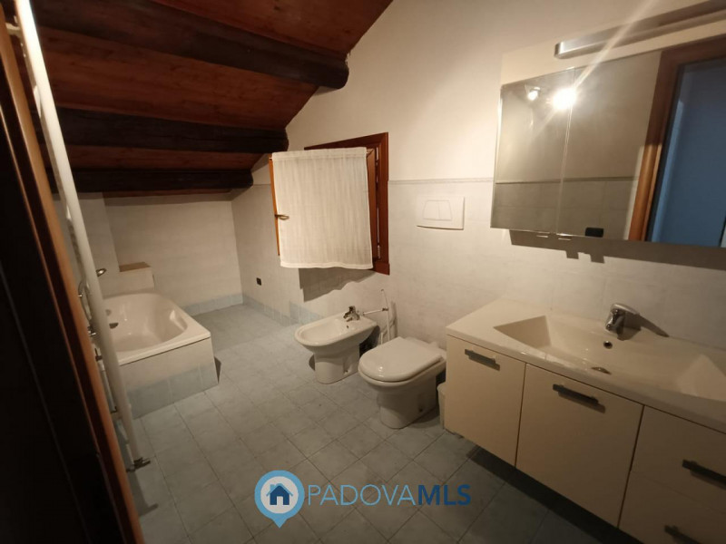 Immobile in esclusiva al Gruppo Padova MLS
Casalserugo splendida porzione di rustico con spazi in...