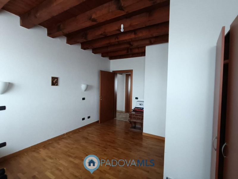 Immobile in esclusiva al Gruppo Padova MLS
Casalserugo splendida porzione di rustico con spazi in...
