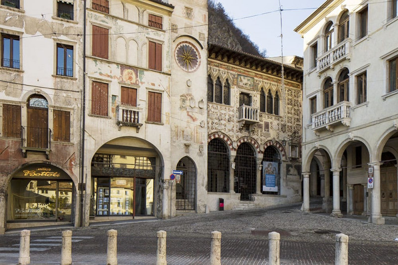 L'immobiliare Giada vi proponi in esclusiva questa bellissima attività commerciale.

Nel cuore de...