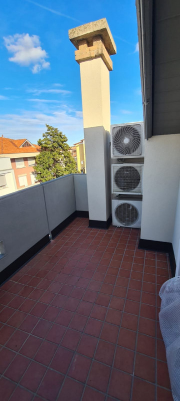 Proponiamo in vendita un introvabile appartamento duplex situato nel servitissimo quartiere di Po...