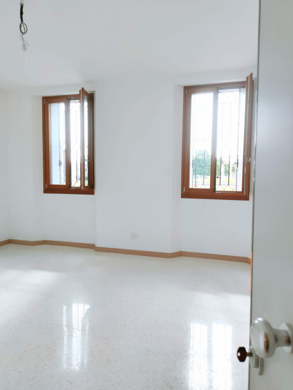 Prato della Valle piano terra esposto a sud appartamento composto da soggiorno con cottura, matri...