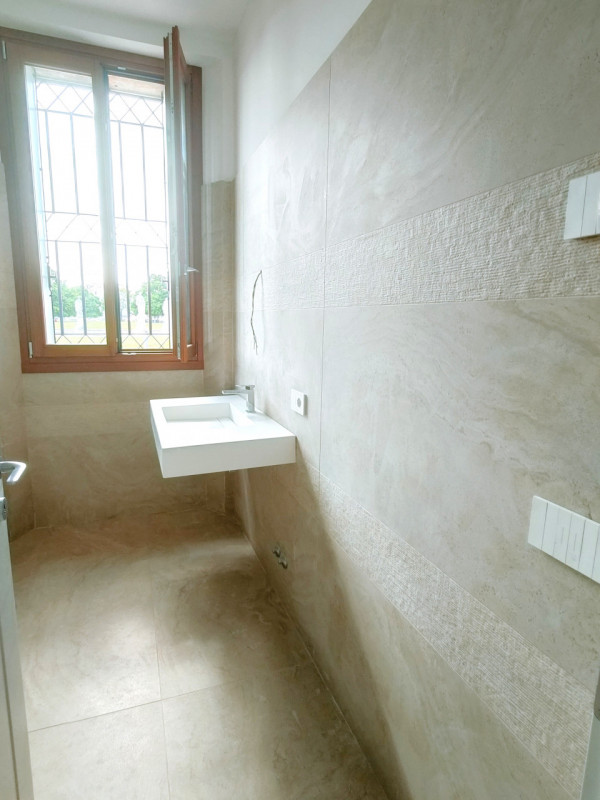 Prato della Valle piano terra esposto a sud appartamento composto da soggiorno con cottura, matri...