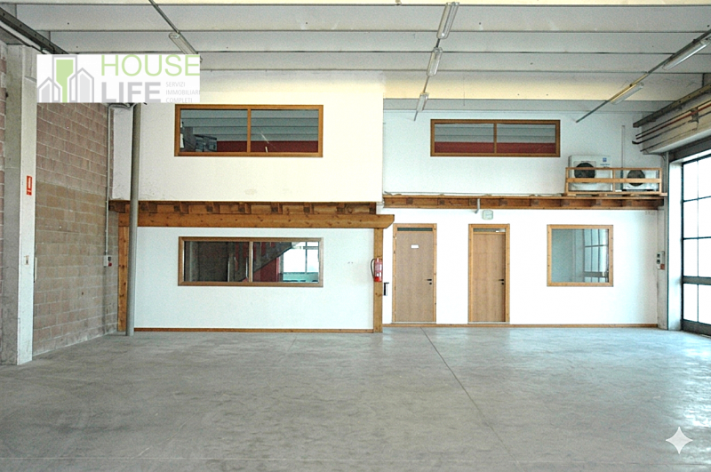 THIENE: CAPANNONE ARTIGIANALE LOCATO di 450 mq totali, di cui circa 65 mq di uffici, 65 di locali...