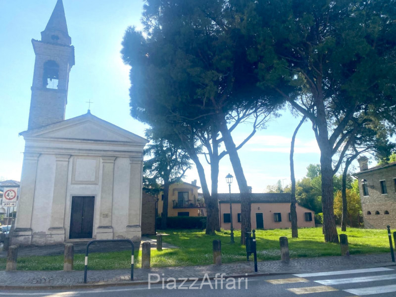 In pieno centro storico a Piove di Sacco, esattamente di fronte alla Chiesetta di San Nicolò ed a...