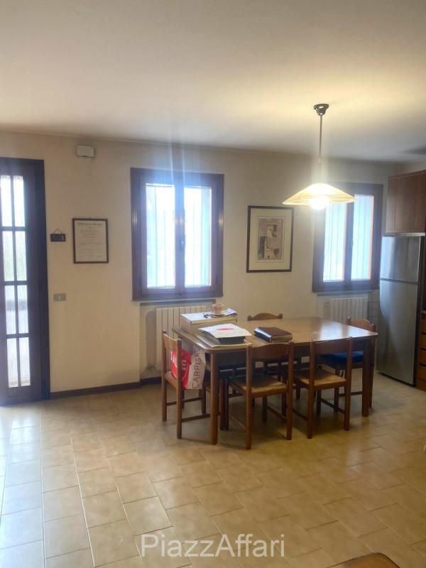 In pieno centro storico a Piove di Sacco, esattamente di fronte alla Chiesetta di San Nicolò ed a...