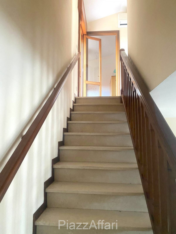 In pieno centro storico a Piove di Sacco, esattamente di fronte alla Chiesetta di San Nicolò ed a...