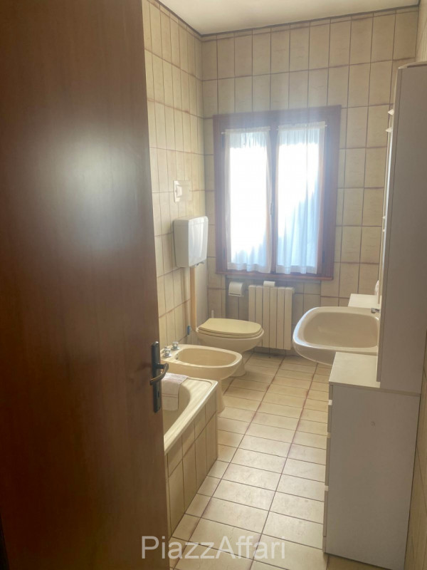 In pieno centro storico a Piove di Sacco, esattamente di fronte alla Chiesetta di San Nicolò ed a...