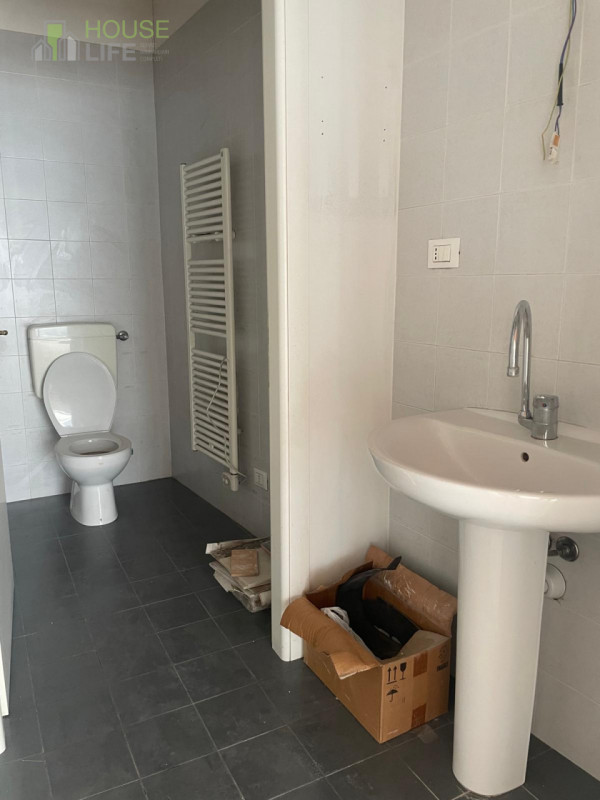 SCHIO - Centro: in posizione centrale, vendesi NEGOZIO-UFFICIO vetrinato, piano terra. Possibilit...