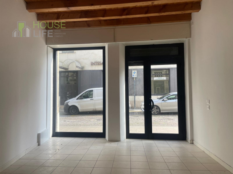 SCHIO - Centro: in posizione centrale, vendesi NEGOZIO-UFFICIO vetrinato, piano terra. Possibilit...