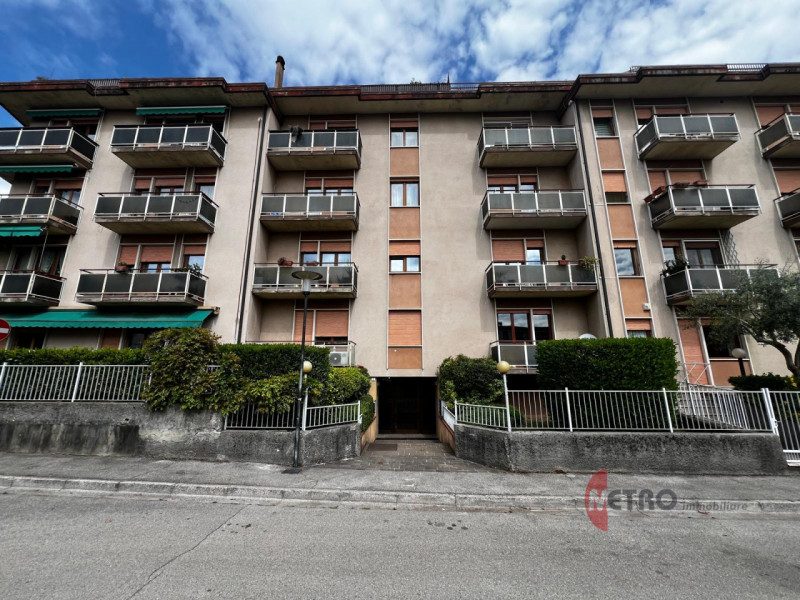 APPARTAMENTO TRICAMERE CON GARAGE, BALCONCINI E PARCO PRIVATO
In vendita con Metro Immobiliare

I...