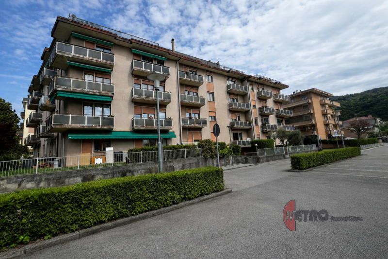 APPARTAMENTO TRICAMERE CON GARAGE, BALCONCINI E PARCO PRIVATO
In vendita con Metro Immobiliare

I...