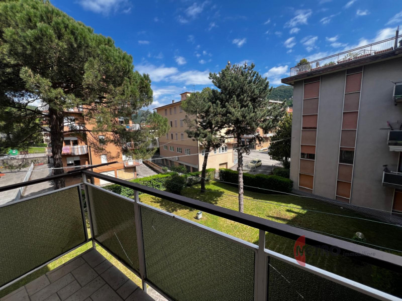APPARTAMENTO TRICAMERE CON GARAGE, BALCONCINI E PARCO PRIVATO
In vendita con Metro Immobiliare

I...