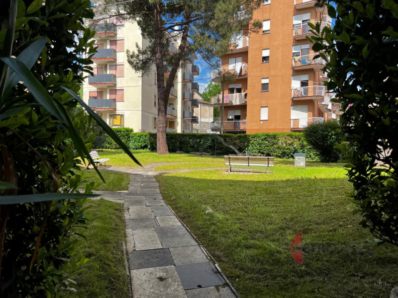 APPARTAMENTO TRICAMERE CON GARAGE, BALCONCINI E PARCO PRIVATO
In vendita con Metro Immobiliare

I...