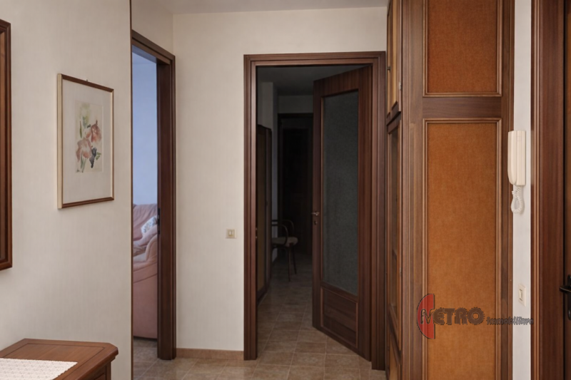 APPARTAMENTO TRICAMERE CON GARAGE, BALCONCINI E PARCO PRIVATO
In vendita con Metro Immobiliare

I...