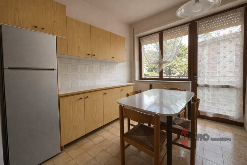 APPARTAMENTO TRICAMERE CON GARAGE, BALCONCINI E PARCO PRIVATO
In vendita con Metro Immobiliare

I...