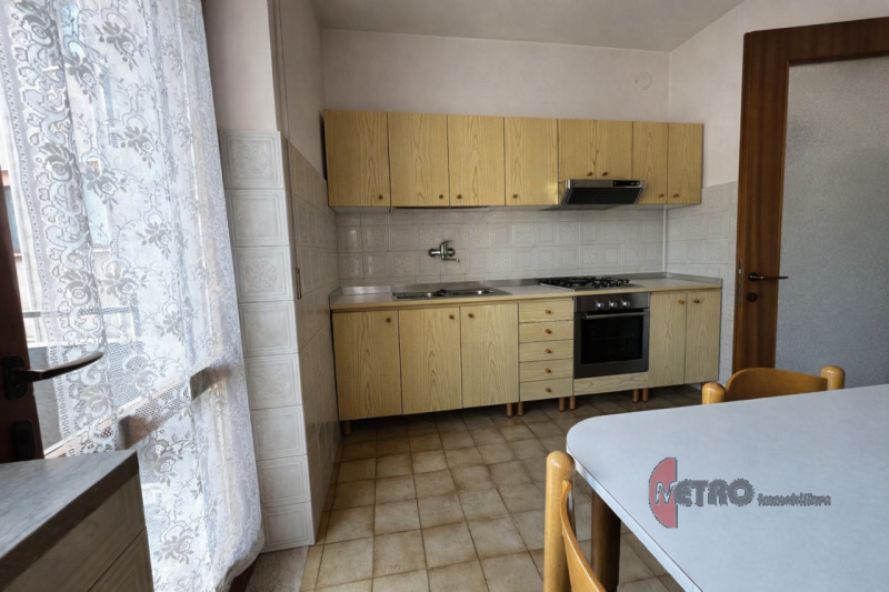 APPARTAMENTO TRICAMERE CON GARAGE, BALCONCINI E PARCO PRIVATO
In vendita con Metro Immobiliare

I...