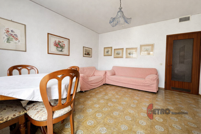 APPARTAMENTO TRICAMERE CON GARAGE, BALCONCINI E PARCO PRIVATO
In vendita con Metro Immobiliare

I...