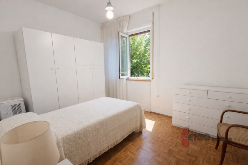 APPARTAMENTO TRICAMERE CON GARAGE, BALCONCINI E PARCO PRIVATO
In vendita con Metro Immobiliare

I...