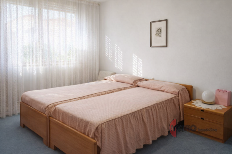 APPARTAMENTO TRICAMERE CON GARAGE, BALCONCINI E PARCO PRIVATO
In vendita con Metro Immobiliare

I...