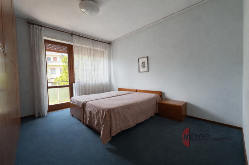 APPARTAMENTO TRICAMERE CON GARAGE, BALCONCINI E PARCO PRIVATO
In vendita con Metro Immobiliare

I...