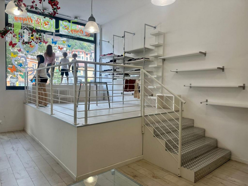 RECOARO TERME: in zona residenziale e di forte passaggio, affittasi NEGOZIO vetrinato al piano te...