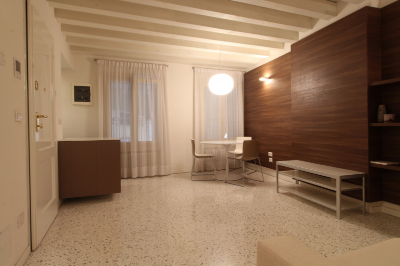 UBICAZIONE E CONTESTO

Nel pieno centro storico di Vicenza, a pochi passi dalla Basilica Palladia...