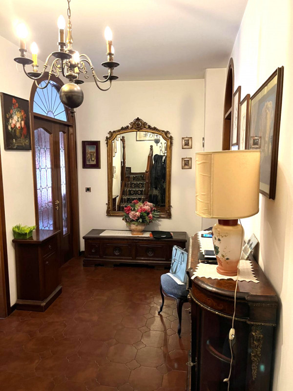 CITTA' GIARDINO: Classe Energetica E - EPgl,nren 167,46 Kwh/mq. anno.
In piccola ed elegante pala...