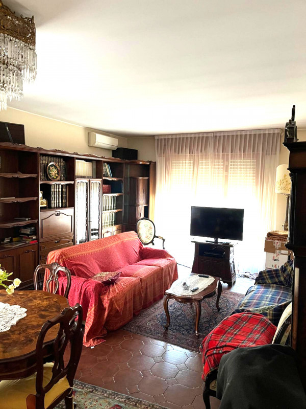 CITTA' GIARDINO: Classe Energetica E - EPgl,nren 167,46 Kwh/mq. anno.
In piccola ed elegante pala...