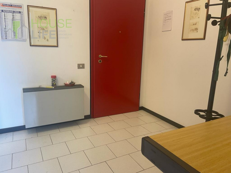 SCHIO-Zona Industriale: Luminoso UFFICIO di circa 70 mq in complesso direzionale, ubicato al pian...