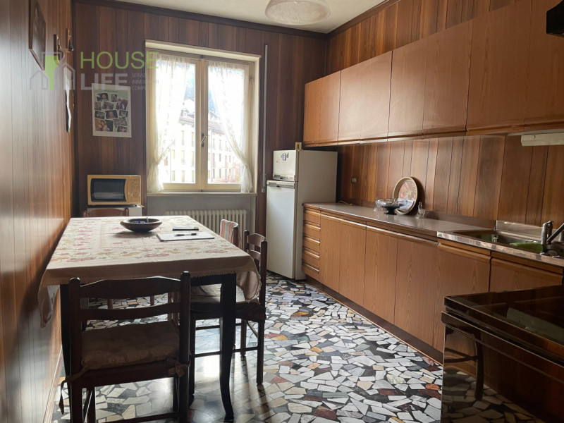 RECOARO TERME: spazioso APPARTAMENTO BICAMERE in pieno centro con poggiolo, veranda, soffitta, te...