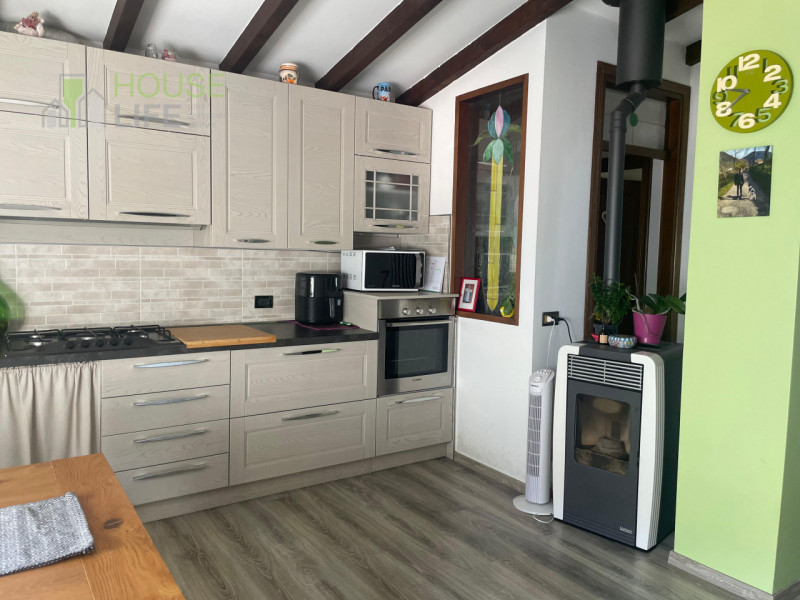 RECOARO TERME: APPARTAMENTO BICAMERE al terzo piano in contesto di sole tre unità, completo di ga...