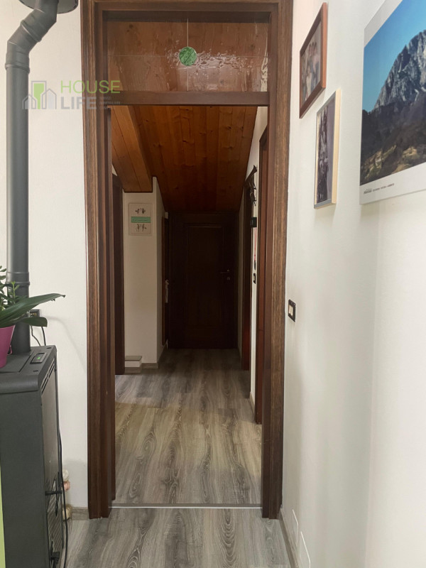 RECOARO TERME: APPARTAMENTO BICAMERE al terzo piano in contesto di sole tre unità, completo di ga...