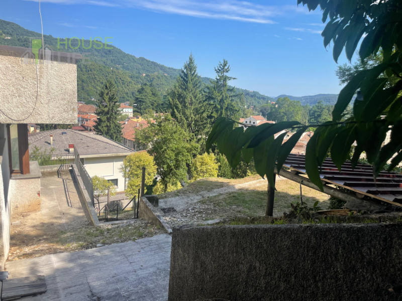 VALDAGNO: In posizione panoramica e soleggiata, ma comoda al centro, proponiamo VILLA SINGOLA al ...