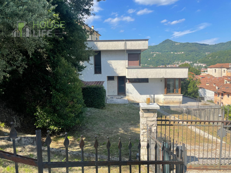 VALDAGNO: In posizione panoramica e soleggiata, ma comoda al centro, proponiamo VILLA SINGOLA al ...