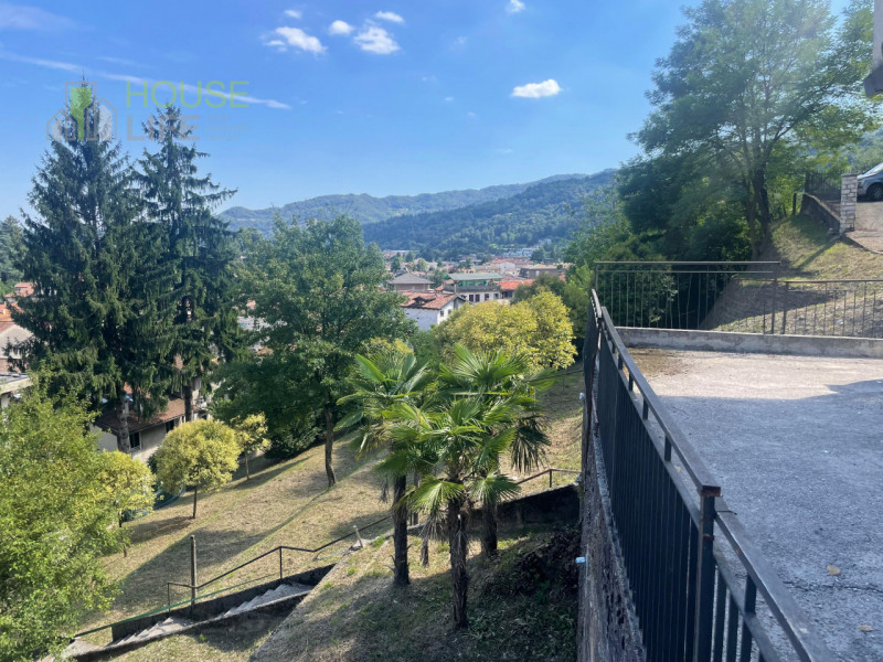 VALDAGNO: In posizione panoramica e soleggiata, ma comoda al centro, proponiamo VILLA SINGOLA al ...