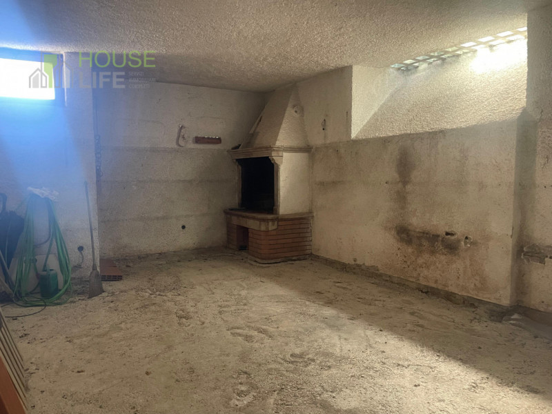 VALDAGNO: In posizione panoramica e soleggiata, ma comoda al centro, proponiamo VILLA SINGOLA al ...