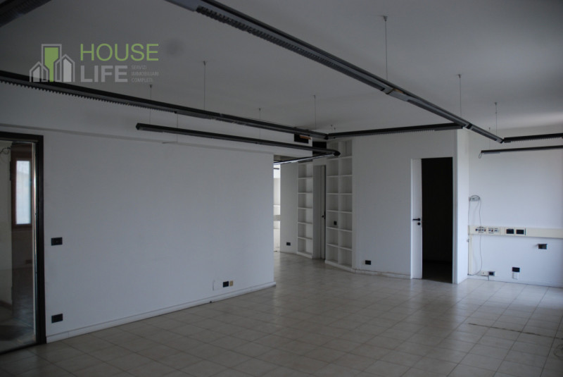 THIENE: VENDESI IMMOBILE A REDDITO con attività ben avviata. EURO 163.000 Per informazioni 0445.5...