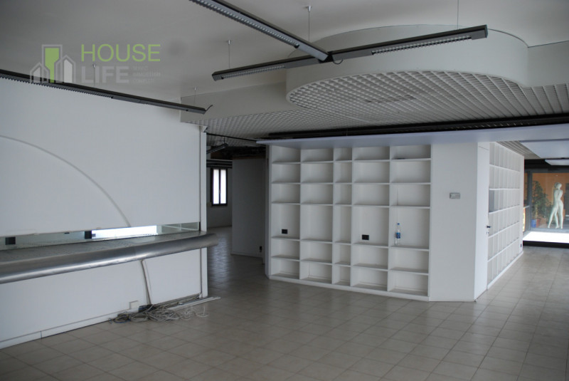 THIENE: VENDESI IMMOBILE A REDDITO con attività ben avviata. EURO 163.000 Per informazioni 0445.5...