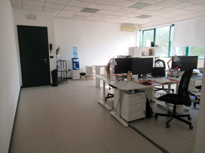 A Castrette di Villorba (TV), proponiamo in affitto ufficio di 105 metri quadrati, in ottimo stat...