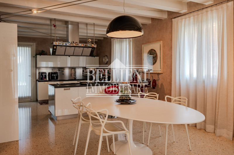 COSTABISSARA - Proponiamo in vendita straordinaria villa moderna situata nelle vicinanze di Costa...