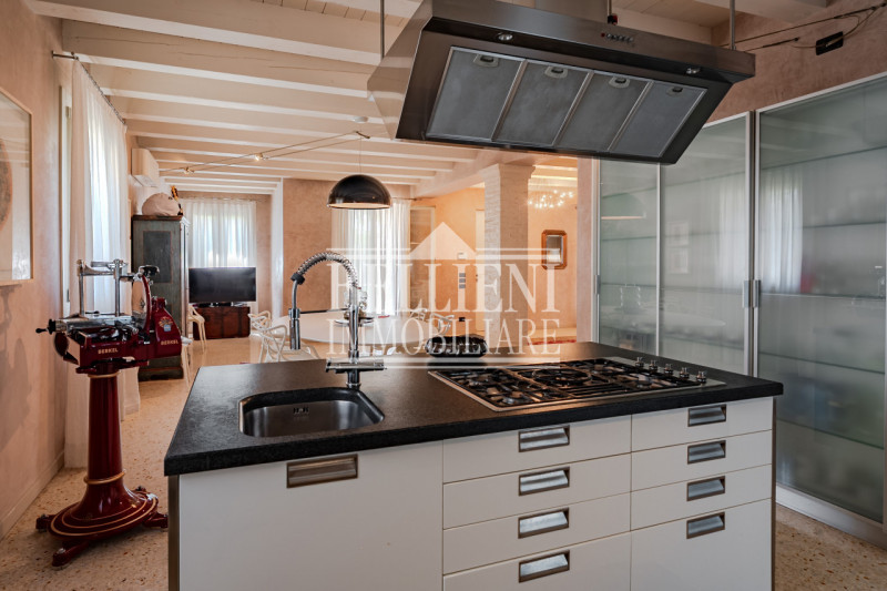 COSTABISSARA - Proponiamo in vendita straordinaria villa moderna situata nelle vicinanze di Costa...