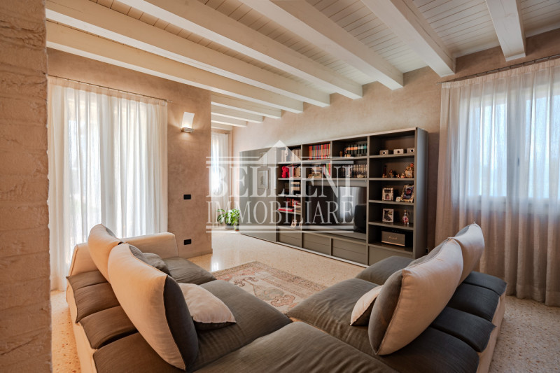 COSTABISSARA - Proponiamo in vendita straordinaria villa moderna situata nelle vicinanze di Costa...