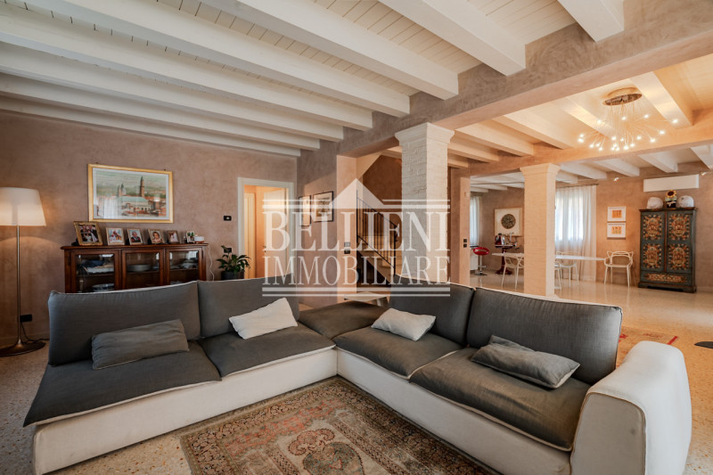 COSTABISSARA - Proponiamo in vendita straordinaria villa moderna situata nelle vicinanze di Costa...