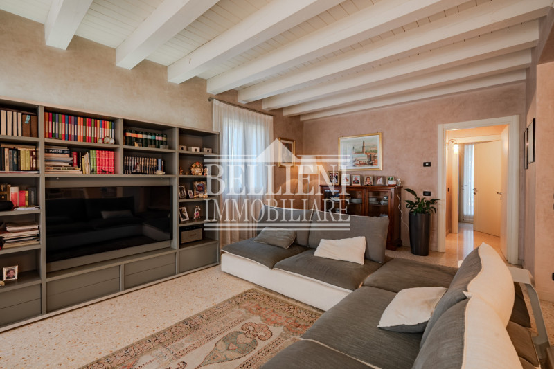 COSTABISSARA - Proponiamo in vendita straordinaria villa moderna situata nelle vicinanze di Costa...