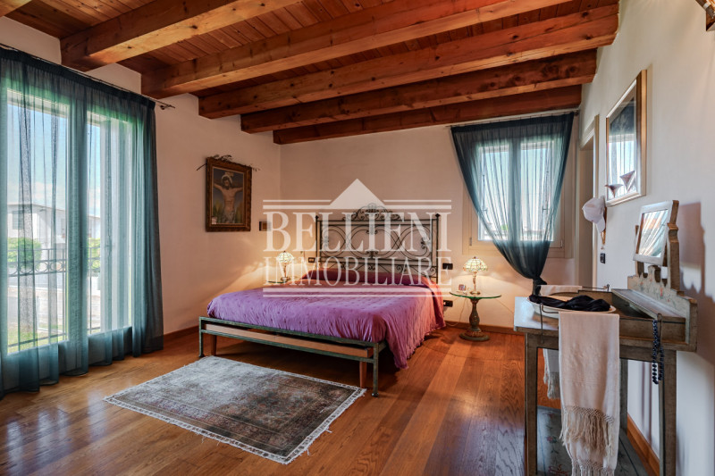 COSTABISSARA - Proponiamo in vendita straordinaria villa moderna situata nelle vicinanze di Costa...