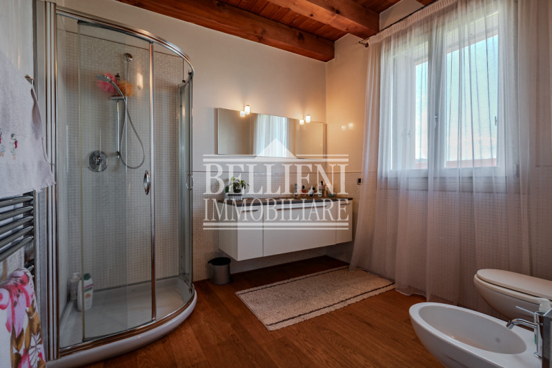 COSTABISSARA - Proponiamo in vendita straordinaria villa moderna situata nelle vicinanze di Costa...