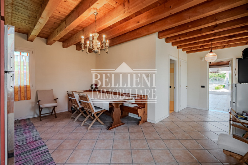 COSTABISSARA - Proponiamo in vendita straordinaria villa moderna situata nelle vicinanze di Costa...