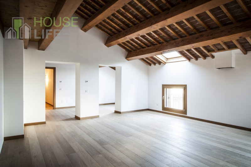 SCHIO-CENTRO: moderno BICAMERE DUPLEX con finiture di lusso, in signorile palazzo storico nel cen...