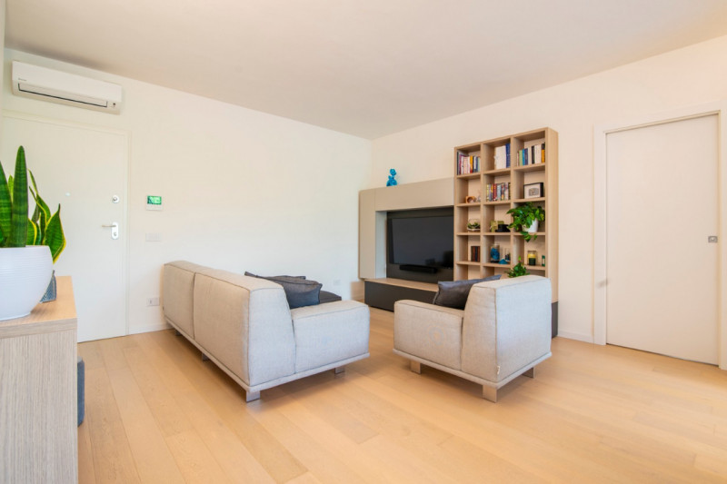 A Noventa Padovana, in contesto residenziale tranquillo e moderno, proponiamo in vendita accoglie...