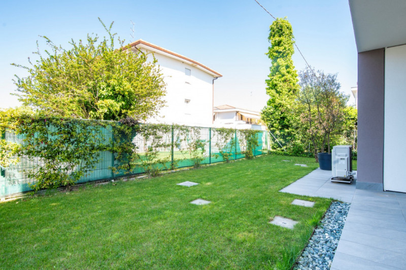 A Noventa Padovana, in contesto residenziale tranquillo e moderno, proponiamo in vendita accoglie...